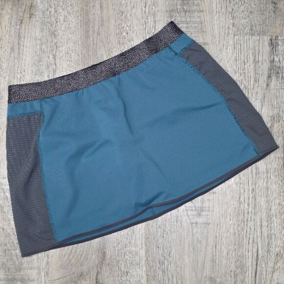 Mountain Hardwear Dresses & Skirts - Mountain Hard Wear Dark Teal Stretch Skort Size Medium